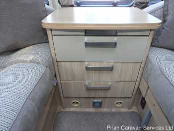 coachman-pastiche-int019